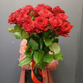 Букет из 15 роз Ред Наоми 50см