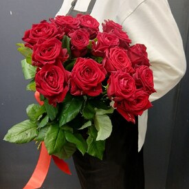 Букет из 15 роз Ред Наоми 50см