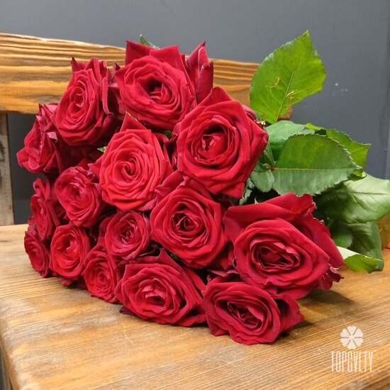 Букет из 15 роз Ред Наоми 50см