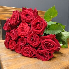 Букет из 15 роз Ред Наоми 50см