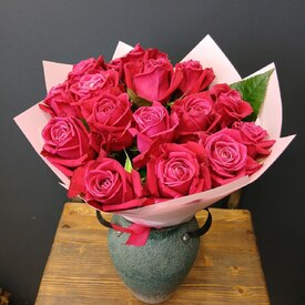 Букет из 15 роз Лола 50см 