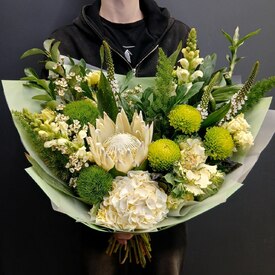 Букет из гортензии, протеи и хризантем Лес