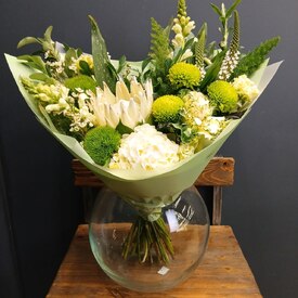 Букет из гортензии, протеи и хризантем Лес