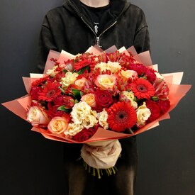 Букетиз роз и гербер Ноктюрн