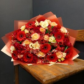 Букетиз роз и гербер Ноктюрн