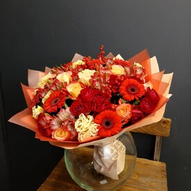 Букетиз роз и гербер Ноктюрн