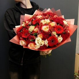 Букетиз роз и гербер Ноктюрн