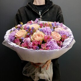 Букет из роз и альстромерии Фьюжн