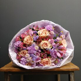 Букет из роз и альстромерии Фьюжн