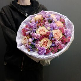 Букет из роз и альстромерии Фьюжн