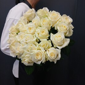 Букет из 25 роз Аваланж 50см