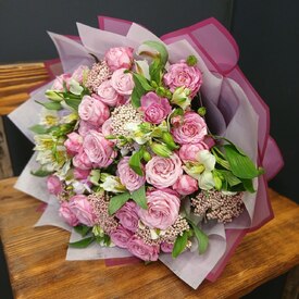 Букет  из розы кустовой и альстромерии Цири