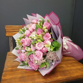 Букет  из розы кустовой и альстромерии Цири