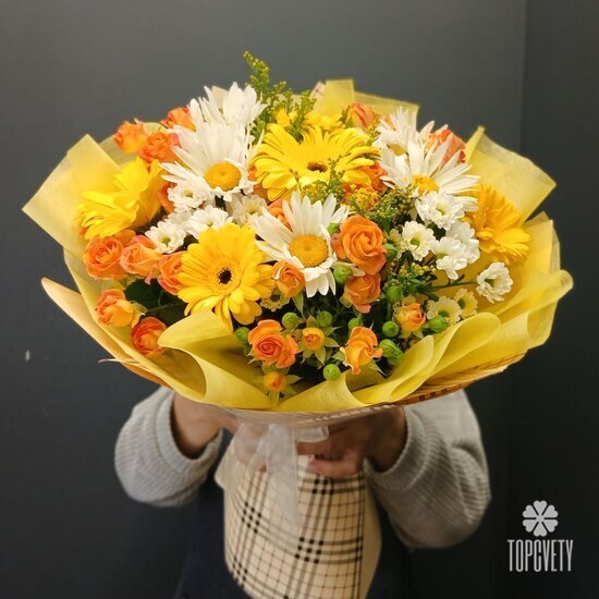 Букет из кустовой розы, гербер и ромашки Аида