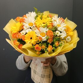 Букет из кустовой розы, гербер и ромашки Аида