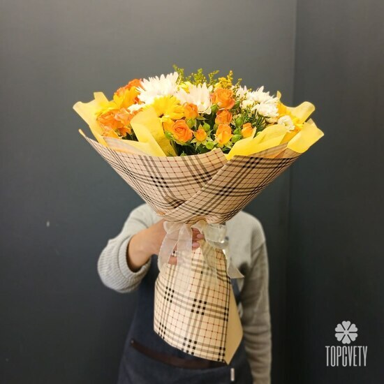 Букет из кустовой розы, гербер и ромашки Аида