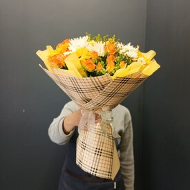 Букет из кустовой розы, гербер и ромашки Аида