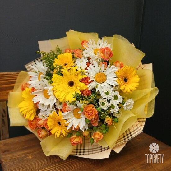 Букет из кустовой розы, гербер и ромашки Аида