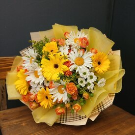 Букет из кустовой розы, гербер и ромашки Аида