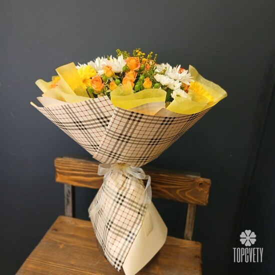 Букет из кустовой розы, гербер и ромашки Аида