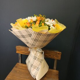 Букет из кустовой розы, гербер и ромашки Аида