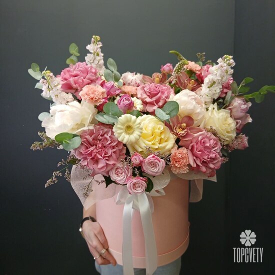 Композиция из роз, пионов и орхидей в коробке Мейбл