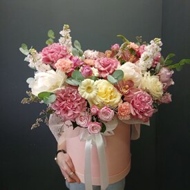 Композиция из роз, пионов и орхидей в коробке Мейбл