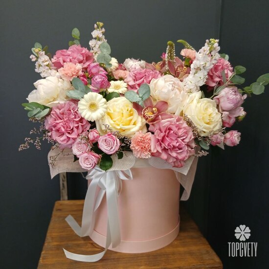 Композиция из роз, пионов и орхидей в коробке Мейбл