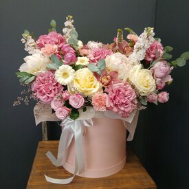 Композиция из роз, пионов и орхидей в коробке Мейбл