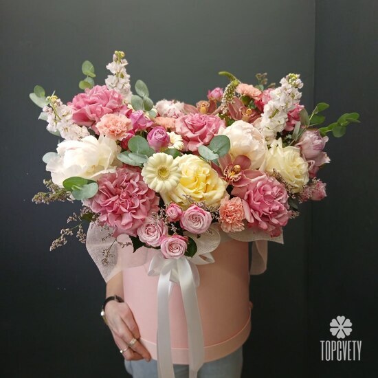 Композиция из роз, пионов и орхидей в коробке Мейбл