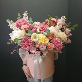 Композиция из роз, пионов и орхидей в коробке Мейбл