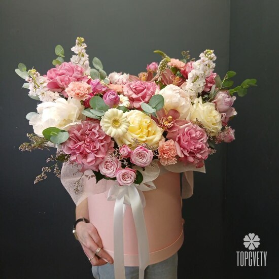 Композиция из роз, пионов и орхидей в коробке Мейбл