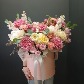 Композиция из роз, пионов и орхидей в коробке Мейбл