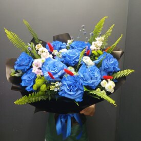 Букет из роз, маттиолы и сантини Ареал