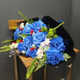 Букет из роз, маттиолы и сантини Ареал