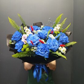 Букет из роз, маттиолы и сантини Ареал