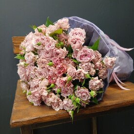 Букет из 25 кустовых пионовидных роз 50см