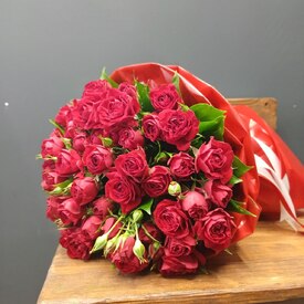 Букет из 15 кустовых пионовидных роз 50см