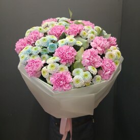 Букет  из хризантемы и гвоздики Аяно