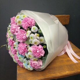 Букет  из хризантемы и гвоздики Аяно