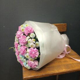 Букет  из хризантемы и гвоздики Аяно