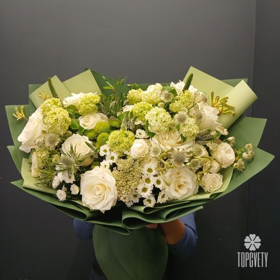 Букет из роз, хризантем и вибурнума Гай