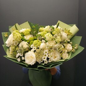 Букет из роз, хризантем и вибурнума Гай