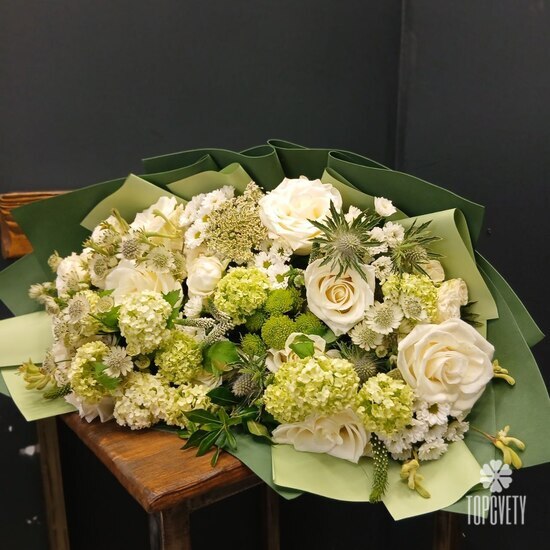 Букет из роз, хризантем и вибурнума Гай
