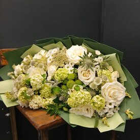 Букет из роз, хризантем и вибурнума Гай
