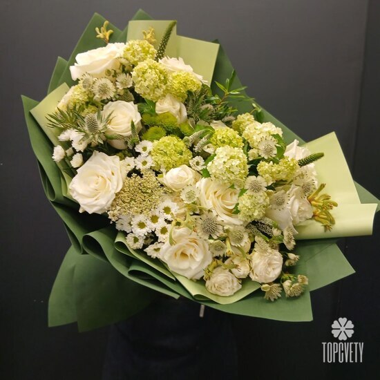 Букет из роз, хризантем и вибурнума Гай