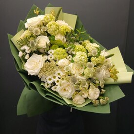 Букет из роз, хризантем и вибурнума Гай