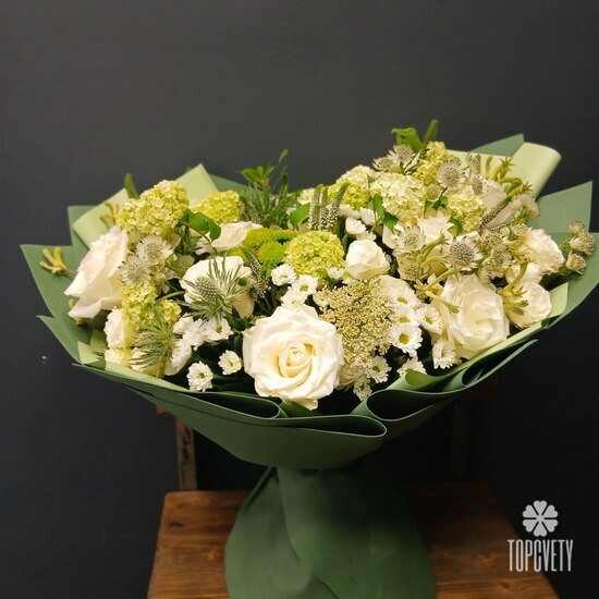 Букет из роз, хризантем и вибурнума Гай