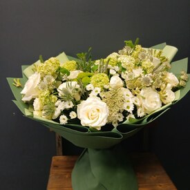 Букет из роз, хризантем и вибурнума Гай