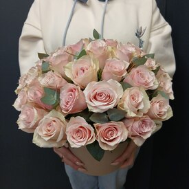 Композиция из 35 роз кения в коробке 